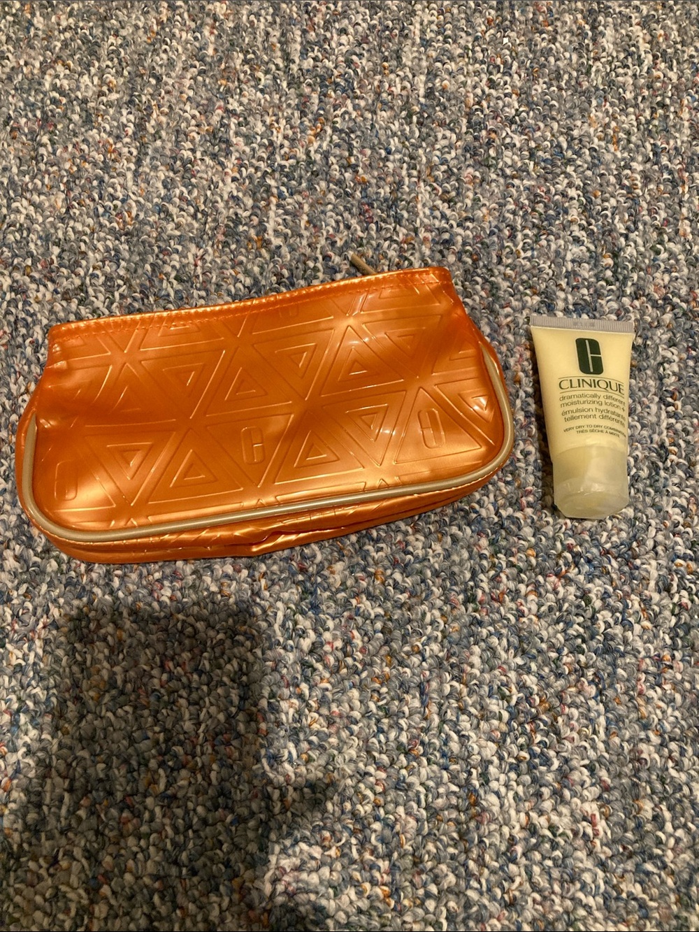 Clinique Dramatically Different Moisturizing Lotion & Make Up Pouch-NWOT